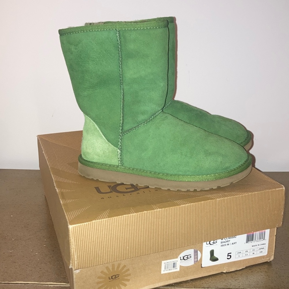 CLASSIC UGGS